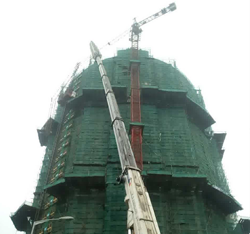 福贡吊车在工地上作业